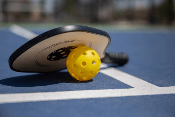 Carbon Fiber vs Graphite vs Fiberglass Pickleball Paddle 